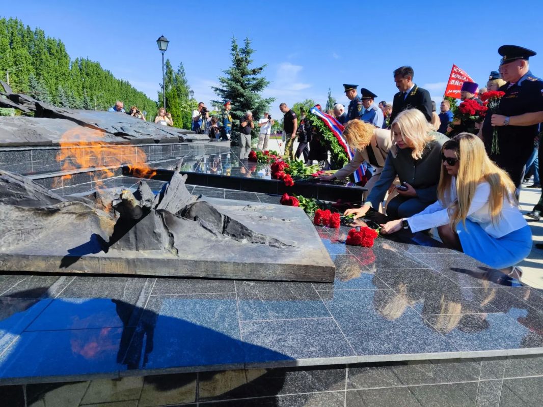 В Курске в День памяти и скорби возложили цветы и венки Череда сегодняшних траурных мероприятий в 85-ю годовщину начала Великой Отечественной войны продолжилась церемонией возложения венков и цветов к надгробию на Могиле... В Курске в День памяти и скорби возложили цветы и венки Череда сегодняшних траурных мероприятий в 85-ю годовщину начала Великой Отечественной войны продолжилась церемонией возложения венков и цветов к надгробию на Могиле...