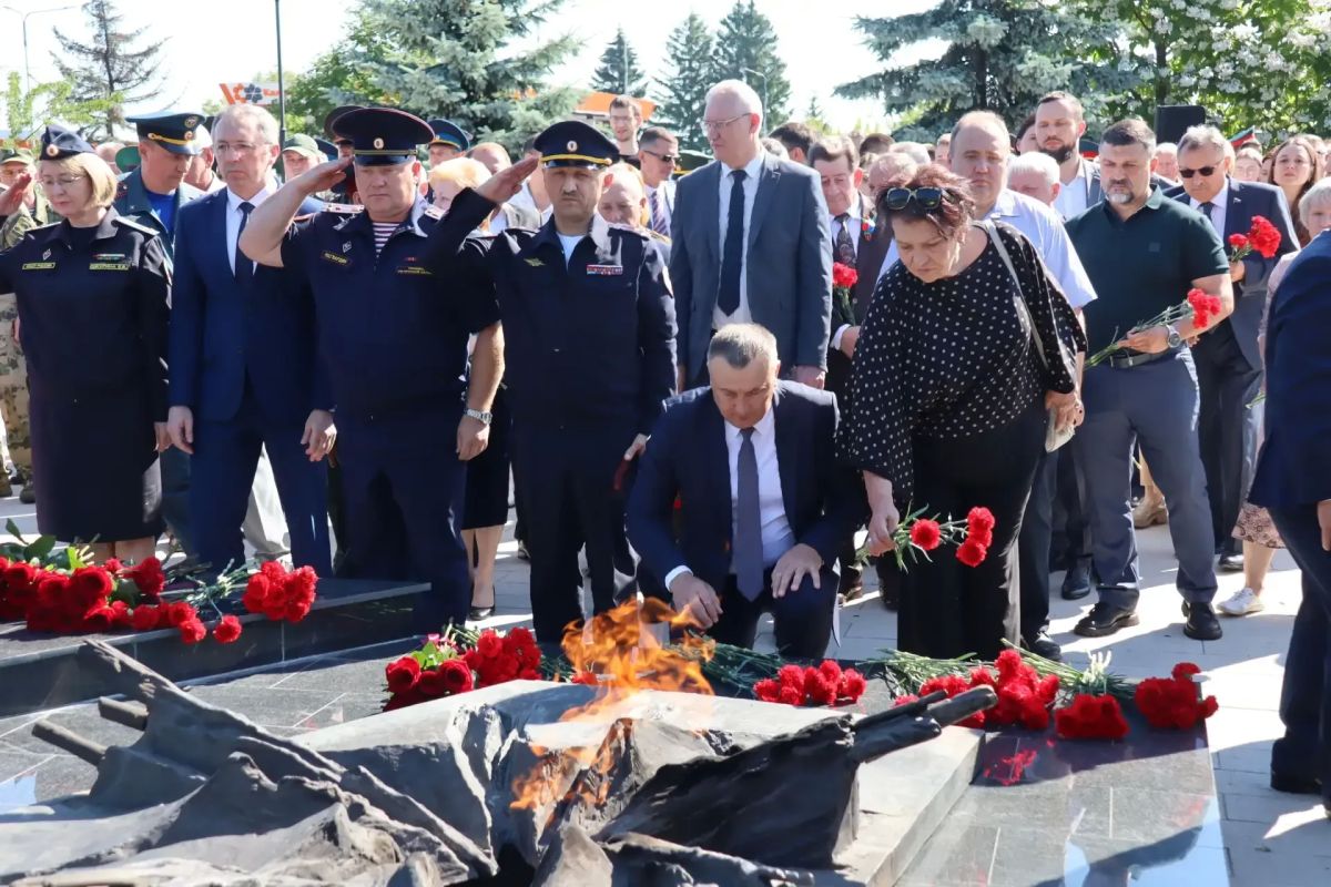 На мемориале «Курская дуга» 22 июня возложили цветы к Вечному огню На мемориале «Курская дуга» 22 июня возложили цветы к Вечному огню