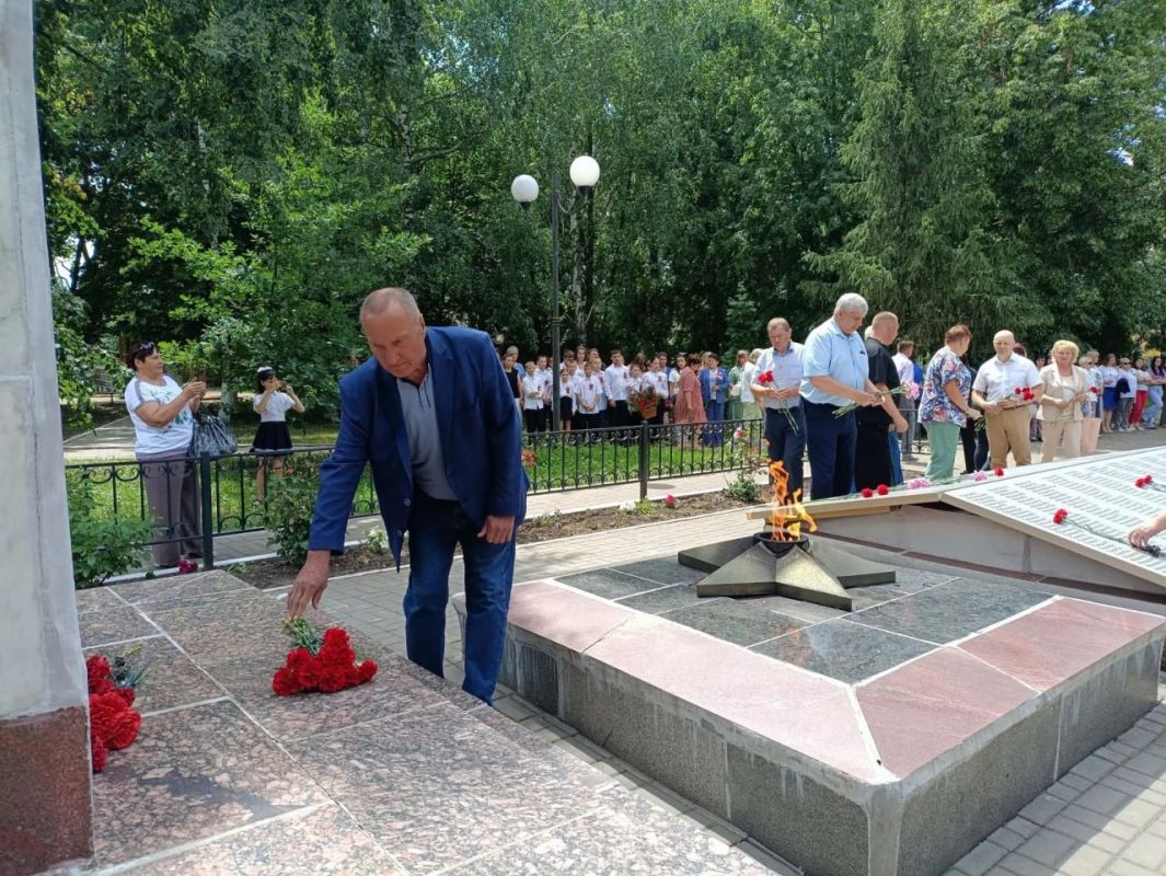 Михаил Игнатов: Сегодня жители Черемисиновского района собрались у братской могилы в парке поселка Черемисиново, чтобы возложить цветы, почтить память и отдать дань уважения минутой молчания всем погибшим в годы Великой... Михаил Игнатов: Сегодня жители Черемисиновского района собрались у братской могилы в парке поселка Черемисиново, чтобы возложить цветы, почтить память и отдать дань уважения минутой молчания всем погибшим в годы Великой...