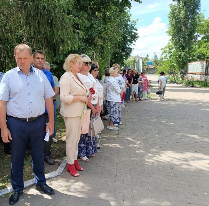 Михаил Игнатов: Сегодня жители Черемисиновского района собрались у братской могилы в парке поселка Черемисиново, чтобы возложить цветы, почтить память и отдать дань уважения минутой молчания всем погибшим в годы Великой... Михаил Игнатов: Сегодня жители Черемисиновского района собрались у братской могилы в парке поселка Черемисиново, чтобы возложить цветы, почтить память и отдать дань уважения минутой молчания всем погибшим в годы Великой...