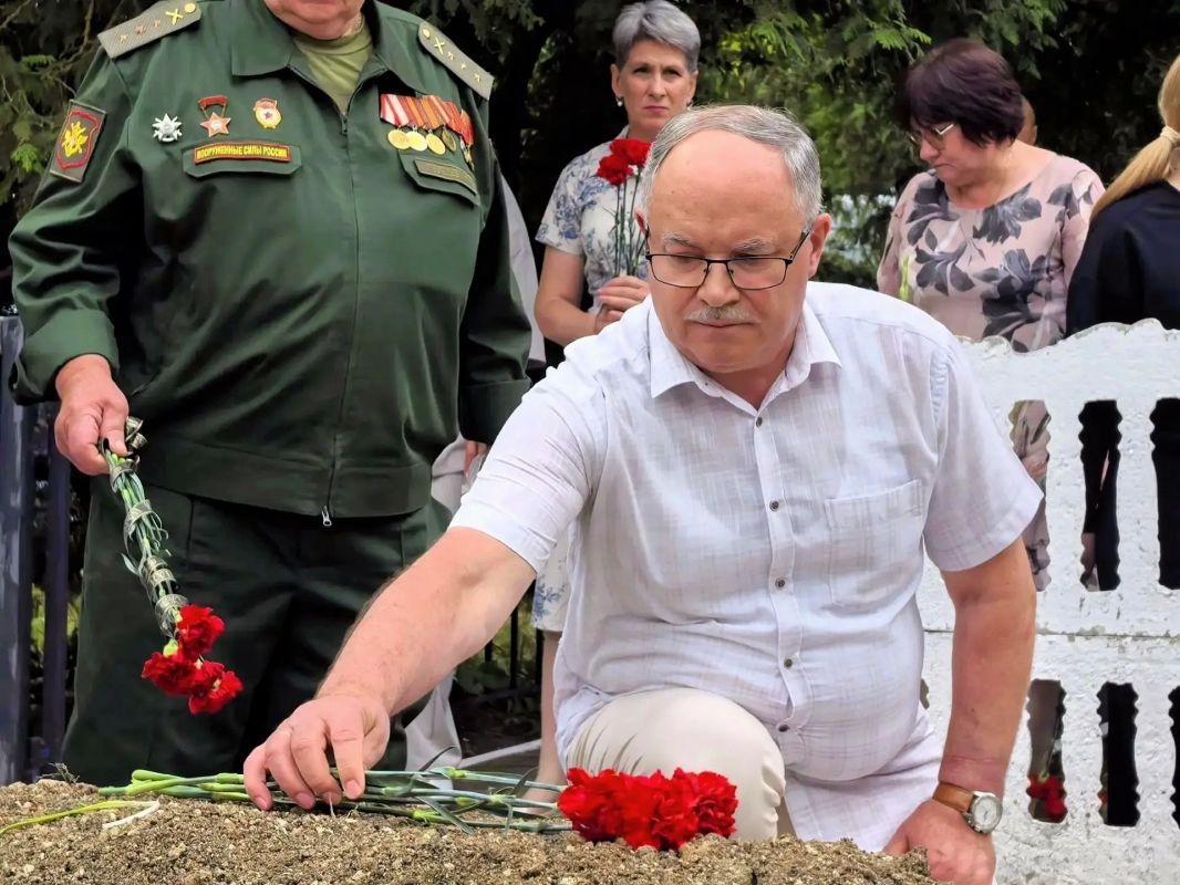 Возвращая имена из небытия: в День памяти и скорби мы исполнили последний долг перед мирными жителями Дорогие земляки! Сегодня, 22 июня, в День памяти и скорби, мы собрались у братской могилы в поселке Плодовый на месте... Возвращая имена из небытия: в День памяти и скорби мы исполнили последний долг перед мирными жителями Дорогие земляки! Сегодня, 22 июня, в День памяти и скорби, мы собрались у братской могилы в поселке Плодовый на месте...