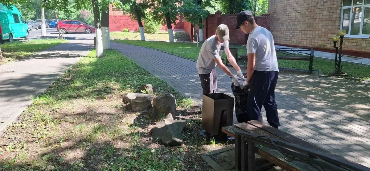 Сегодня продолжаются плановые работы по поддержанию порядка в парках и скверах города Сегодня продолжаются плановые работы по поддержанию порядка в парках и скверах города