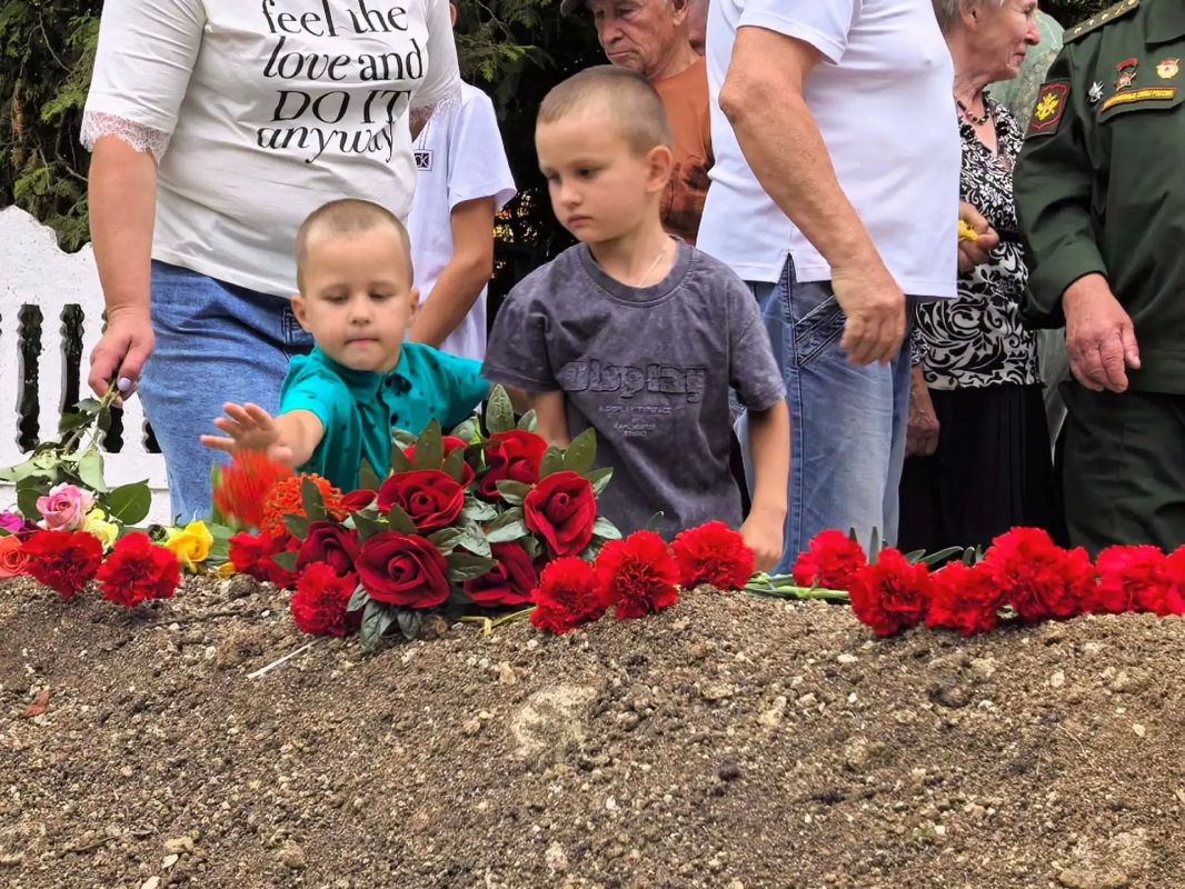 Возвращая имена из небытия: в День памяти и скорби мы исполнили последний долг перед мирными жителями Дорогие земляки! Сегодня, 22 июня, в День памяти и скорби, мы собрались у братской могилы в поселке Плодовый на месте... Возвращая имена из небытия: в День памяти и скорби мы исполнили последний долг перед мирными жителями Дорогие земляки! Сегодня, 22 июня, в День памяти и скорби, мы собрались у братской могилы в поселке Плодовый на месте...