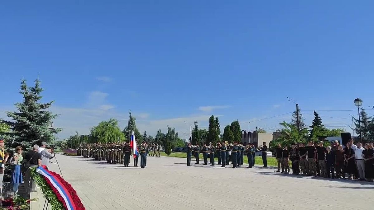 В Курске в День памяти и скорби возложили цветы и венки Череда сегодняшних траурных мероприятий в 85-ю годовщину начала Великой Отечественной войны продолжилась церемонией возложения венков и цветов к надгробию на Могиле...