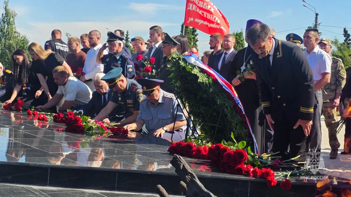 Курские сотрудники МЧС России приняли участие в памятных мероприятиях Курские сотрудники МЧС России приняли участие в памятных мероприятиях