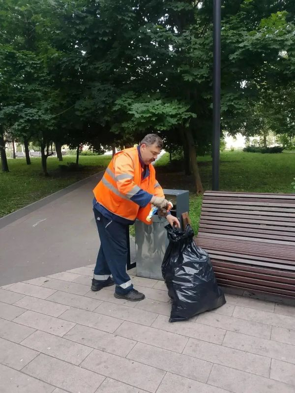 В Курске 45 специалистов наводят порядок в парках и скверах В Курске 45 специалистов наводят порядок в парках и скверах