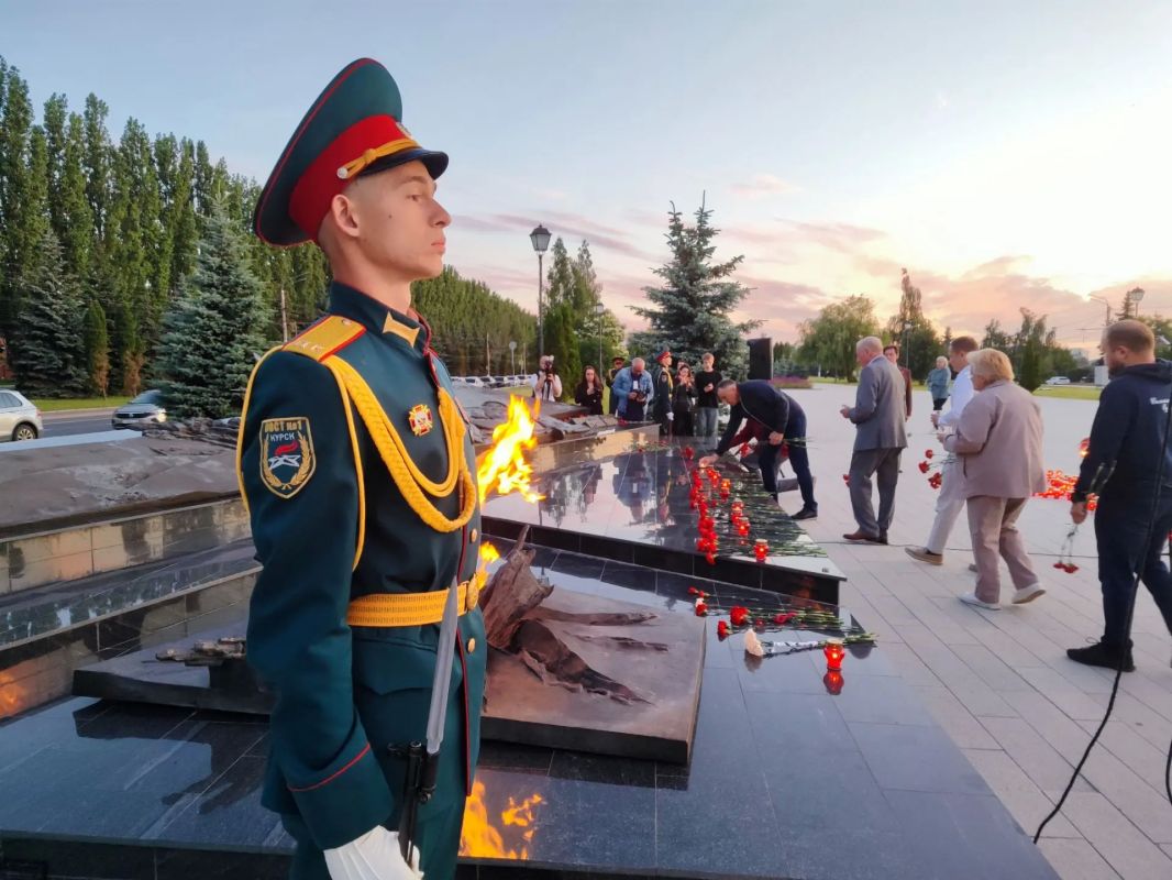 В Курске у Могилы неизвестного солдата зажгли «Свечу памяти» В Курске у Могилы неизвестного солдата зажгли «Свечу памяти»