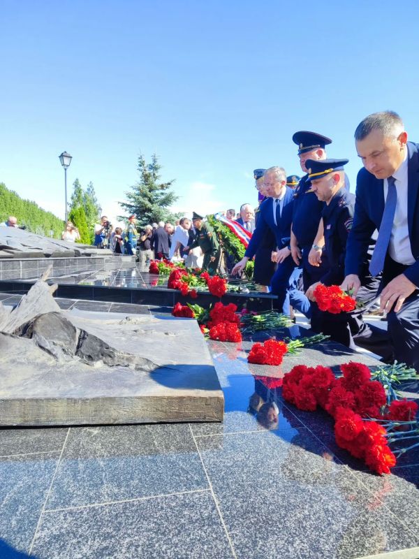 В Курске в День памяти и скорби возложили цветы и венки Череда сегодняшних траурных мероприятий в 85-ю годовщину начала Великой Отечественной войны продолжилась церемонией возложения венков и цветов к надгробию на Могиле... В Курске в День памяти и скорби возложили цветы и венки Череда сегодняшних траурных мероприятий в 85-ю годовщину начала Великой Отечественной войны продолжилась церемонией возложения венков и цветов к надгробию на Могиле...