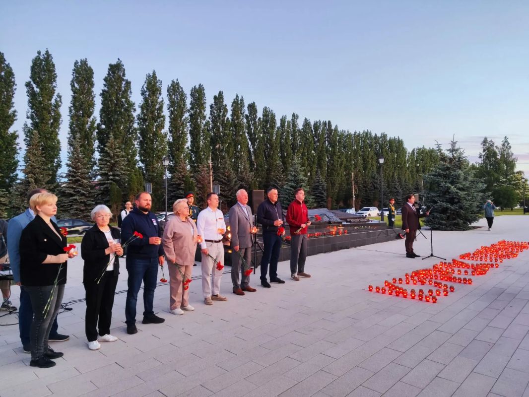 В Курске у Могилы неизвестного солдата зажгли «Свечу памяти» В Курске у Могилы неизвестного солдата зажгли «Свечу памяти»