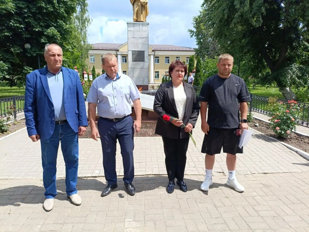 Михаил Игнатов: Сегодня жители Черемисиновского района собрались у братской могилы в парке поселка Черемисиново, чтобы возложить цветы, почтить память и отдать дань уважения минутой молчания всем погибшим в годы Великой... Михаил Игнатов: Сегодня жители Черемисиновского района собрались у братской могилы в парке поселка Черемисиново, чтобы возложить цветы, почтить память и отдать дань уважения минутой молчания всем погибшим в годы Великой...