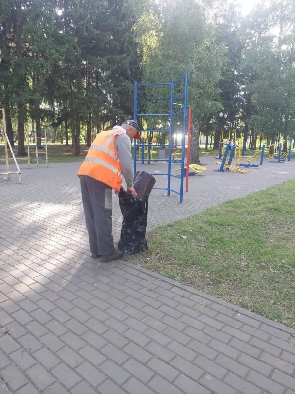 Сегодня продолжаются плановые работы по поддержанию порядка в парках и скверах города Сегодня продолжаются плановые работы по поддержанию порядка в парках и скверах города