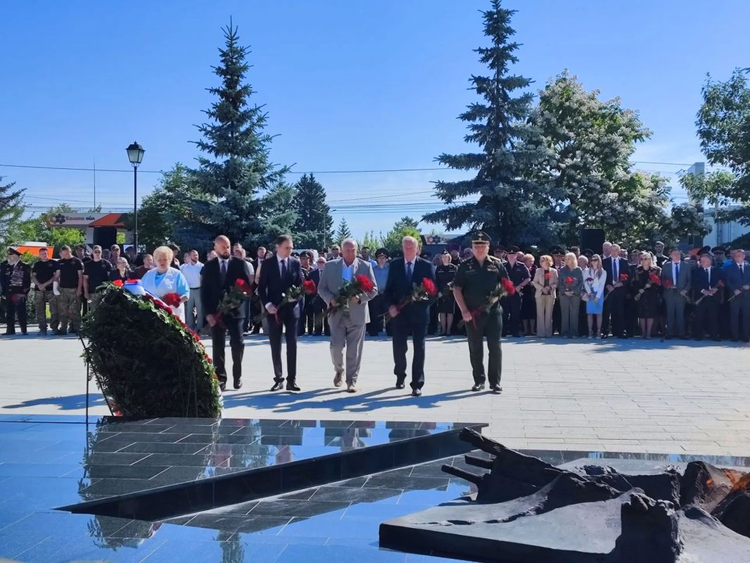 В Курске в День памяти и скорби возложили цветы и венки Череда сегодняшних траурных мероприятий в 85-ю годовщину начала Великой Отечественной войны продолжилась церемонией возложения венков и цветов к надгробию на Могиле... В Курске в День памяти и скорби возложили цветы и венки Череда сегодняшних траурных мероприятий в 85-ю годовщину начала Великой Отечественной войны продолжилась церемонией возложения венков и цветов к надгробию на Могиле...