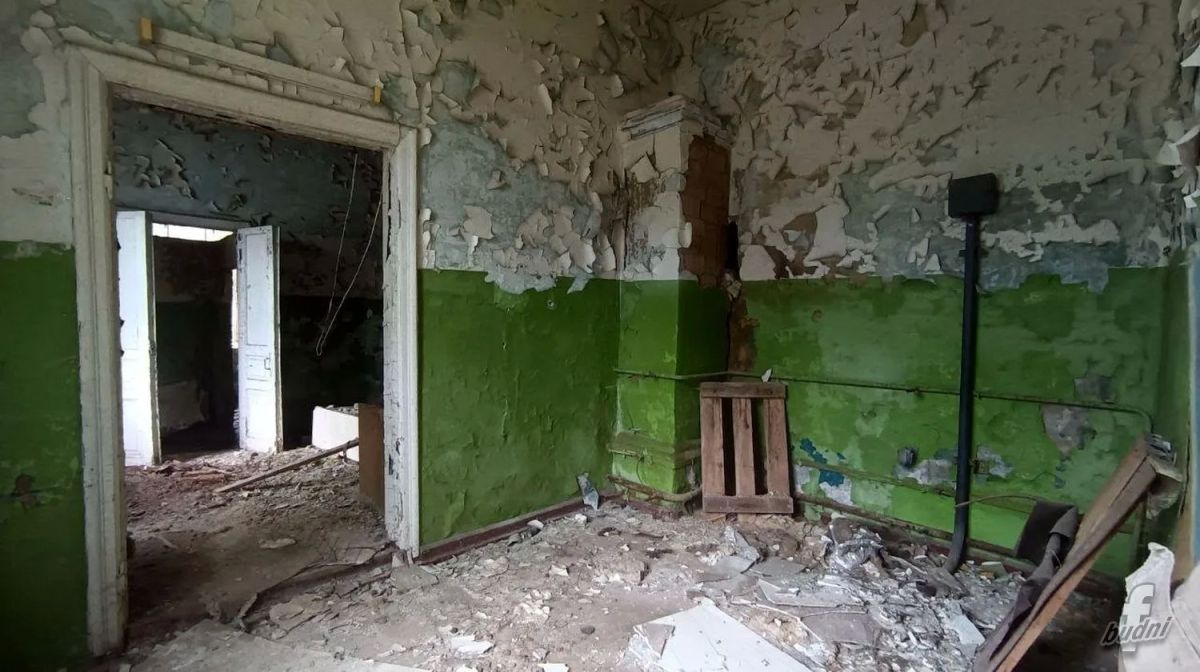 На территории архиерейского подворья, посвящённого святителю Луке, расположенного в Фатеже, стартовали работы по ремонту аварийного здания бывшей больницы