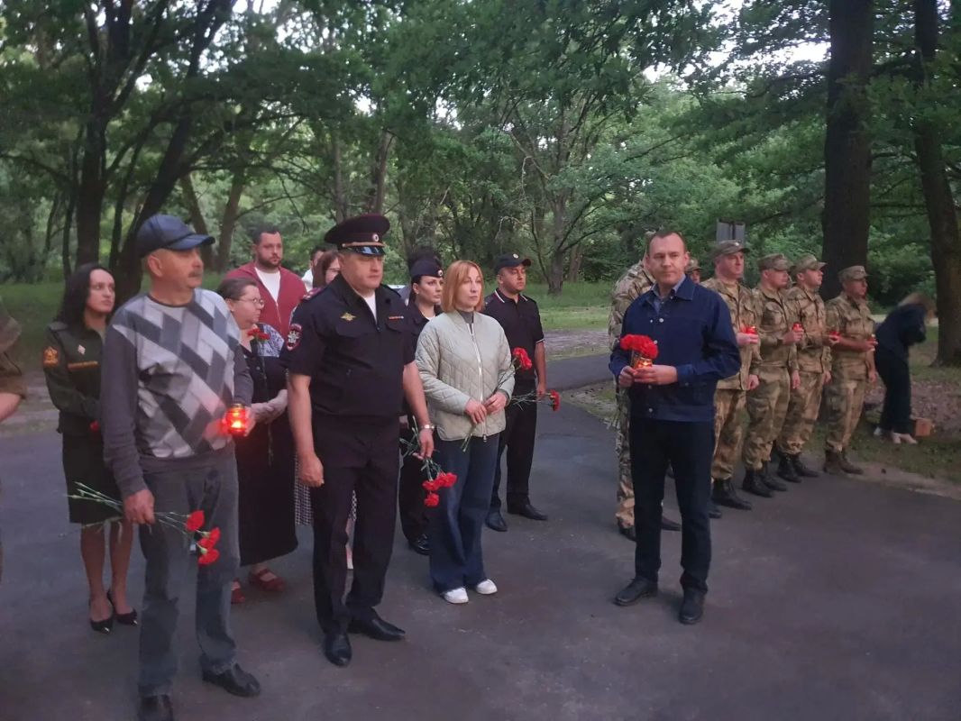 В День памяти и скорби курские транспортные полицейские почтили подвиг героев у братских могил В День памяти и скорби курские транспортные полицейские почтили подвиг героев у братских могил