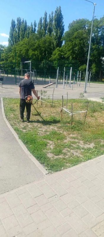 Сегодня продолжаются плановые работы по поддержанию порядка в парках и скверах города Сегодня продолжаются плановые работы по поддержанию порядка в парках и скверах города