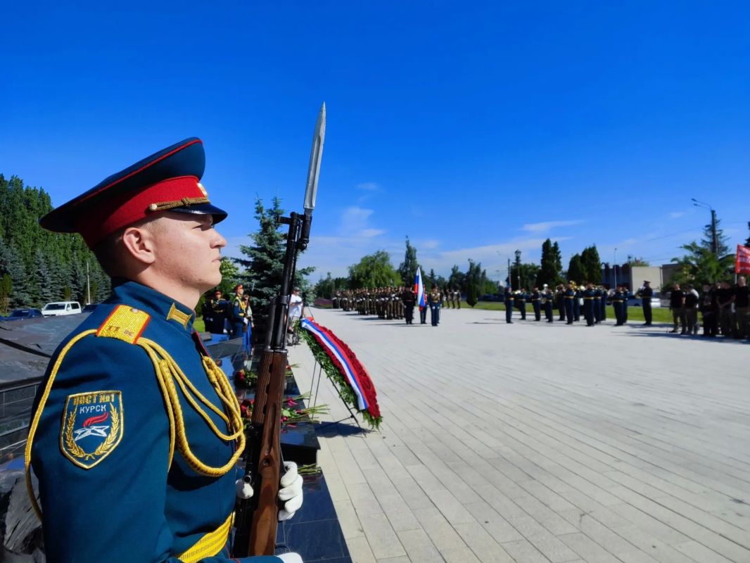 В Курске в День памяти и скорби возложили цветы и венки Череда сегодняшних траурных мероприятий в 85-ю годовщину начала Великой Отечественной войны продолжилась церемонией возложения венков и цветов к надгробию на Могиле... В Курске в День памяти и скорби возложили цветы и венки Череда сегодняшних траурных мероприятий в 85-ю годовщину начала Великой Отечественной войны продолжилась церемонией возложения венков и цветов к надгробию на Могиле...