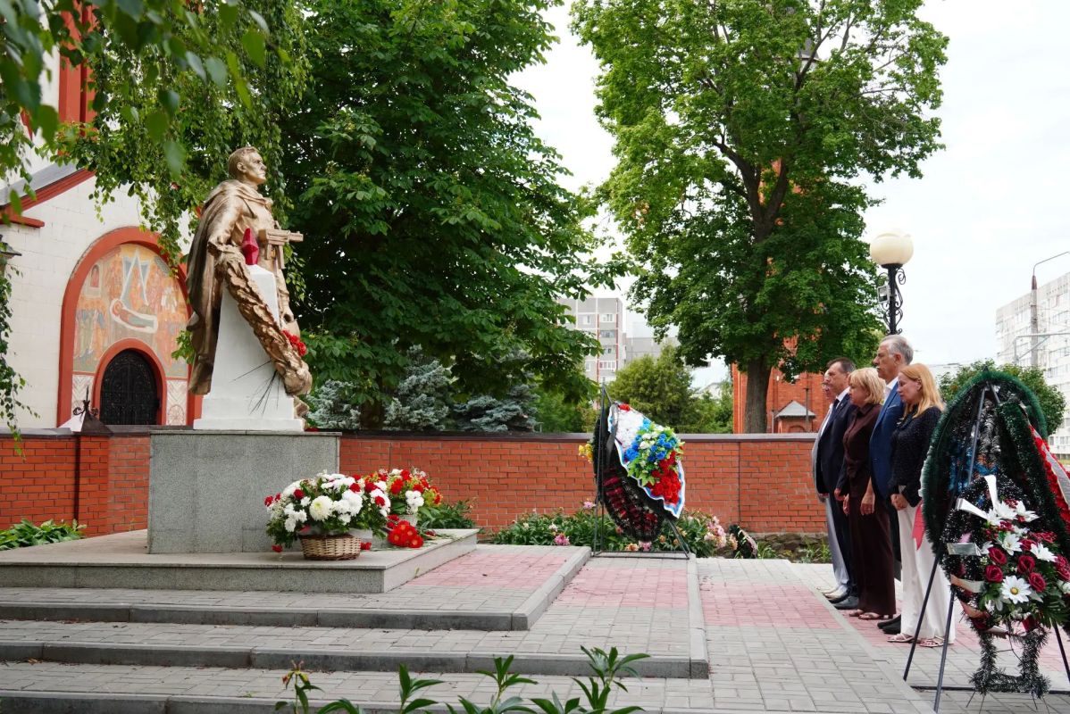 Игорь Корпунков: Сегодня, 22 июня, в день 85-й годовщины начала Великой Отечественной войны, возложили цветы к подножию памятников на братских могилах советских воинов в Тарасово и Успенке Игорь Корпунков: Сегодня, 22 июня, в день 85-й годовщины начала Великой Отечественной войны, возложили цветы к подножию памятников на братских могилах советских воинов в Тарасово и Успенке