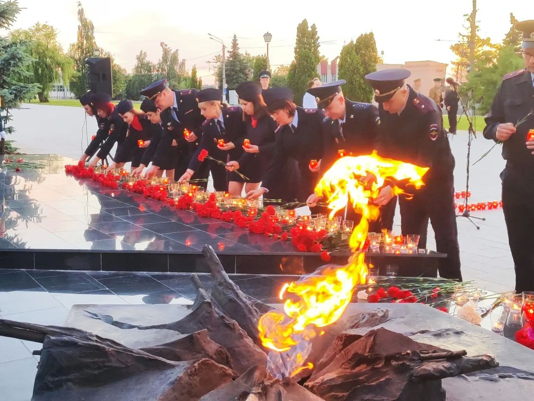 В Курске у Могилы неизвестного солдата зажгли «Свечу памяти» В Курске у Могилы неизвестного солдата зажгли «Свечу памяти»