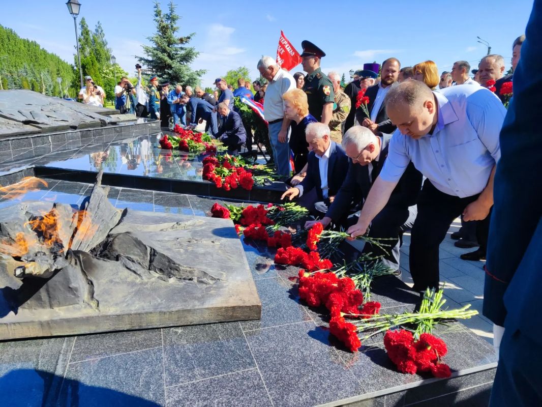 В Курске в День памяти и скорби возложили цветы и венки Череда сегодняшних траурных мероприятий в 85-ю годовщину начала Великой Отечественной войны продолжилась церемонией возложения венков и цветов к надгробию на Могиле... В Курске в День памяти и скорби возложили цветы и венки Череда сегодняшних траурных мероприятий в 85-ю годовщину начала Великой Отечественной войны продолжилась церемонией возложения венков и цветов к надгробию на Могиле...
