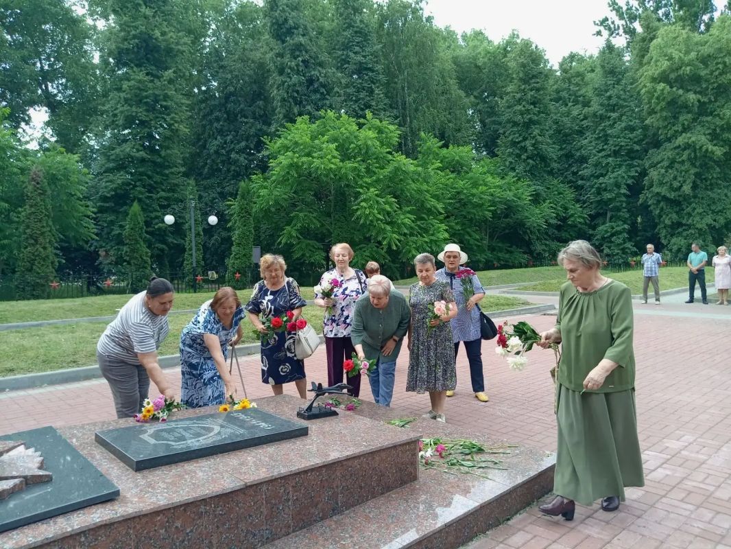 Вечная память героям!. В День памяти и скорби дмитриевцы отдали дань безмерного уважения и памяти тем, кто прошёл все тяготы и лишения Великой Отечественной войны, кто умирал, но не сдавался, кто совершил воинский и трудовой... Вечная память героям!. В День памяти и скорби дмитриевцы отдали дань безмерного уважения и памяти тем, кто прошёл все тяготы и лишения Великой Отечественной войны, кто умирал, но не сдавался, кто совершил воинский и трудовой...