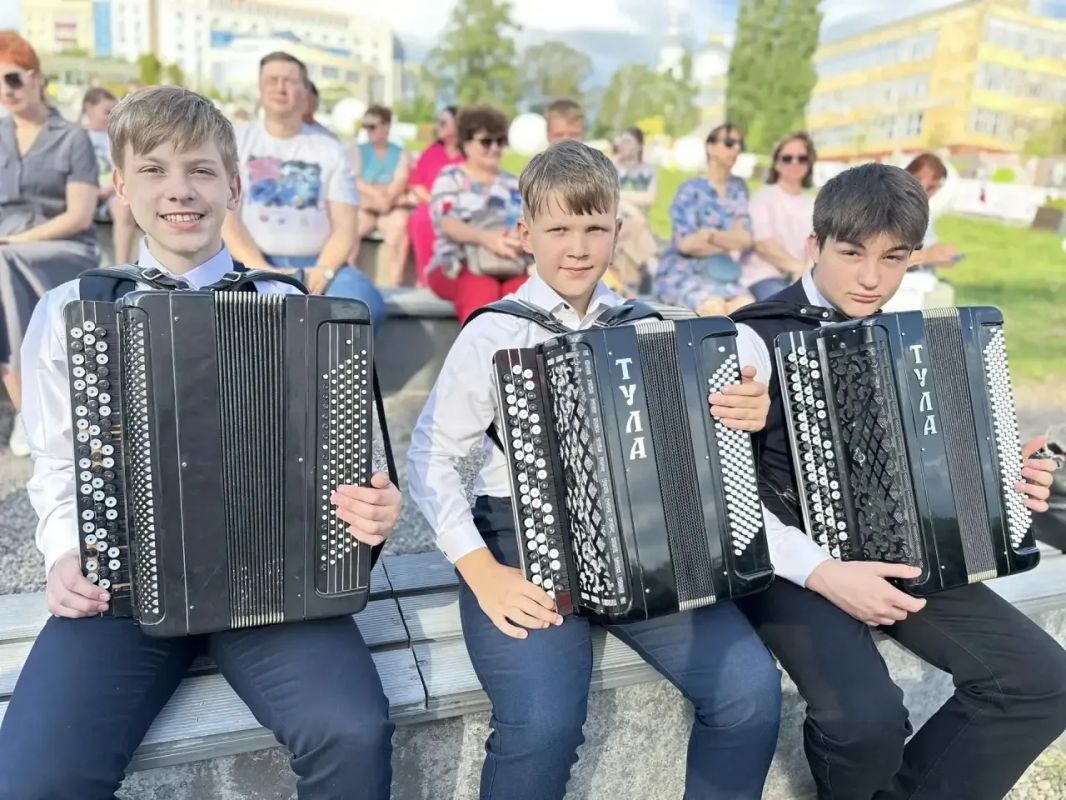 В Курске на Полугоре прошел концерт, посвященный Дню балалайки, который собрал множество зрителей и участников В Курске на Полугоре прошел концерт, посвященный Дню балалайки, который собрал множество зрителей и участников