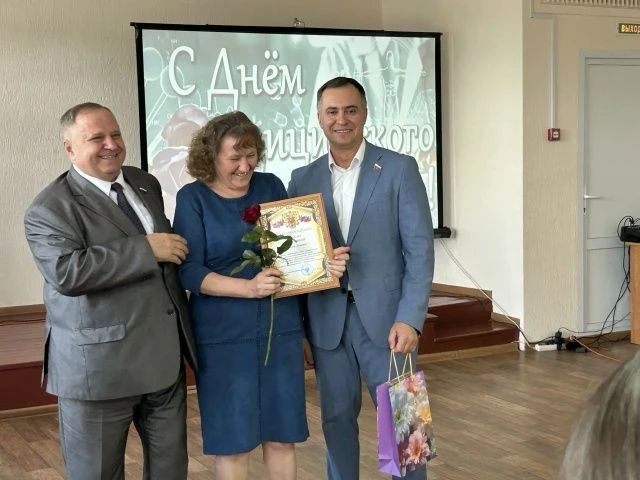 Поздравили с праздником тех, кто дарит здоровье Поздравили с праздником тех, кто дарит здоровье
