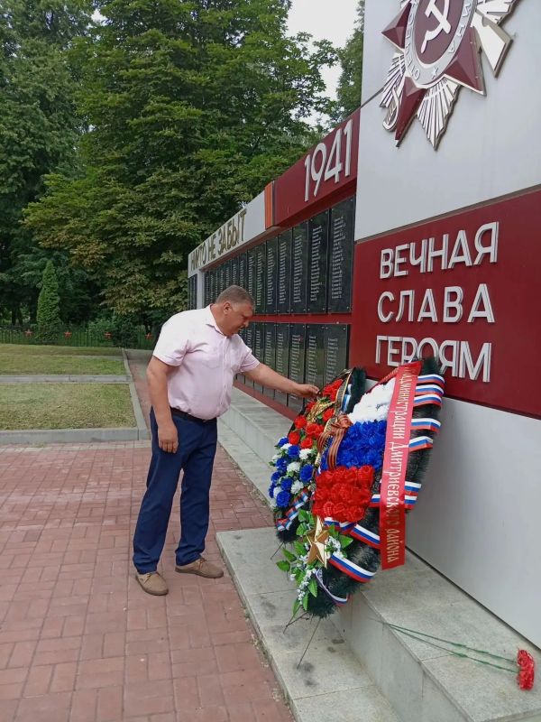 Вечная память героям!. В День памяти и скорби дмитриевцы отдали дань безмерного уважения и памяти тем, кто прошёл все тяготы и лишения Великой Отечественной войны, кто умирал, но не сдавался, кто совершил воинский и трудовой... Вечная память героям!. В День памяти и скорби дмитриевцы отдали дань безмерного уважения и памяти тем, кто прошёл все тяготы и лишения Великой Отечественной войны, кто умирал, но не сдавался, кто совершил воинский и трудовой...