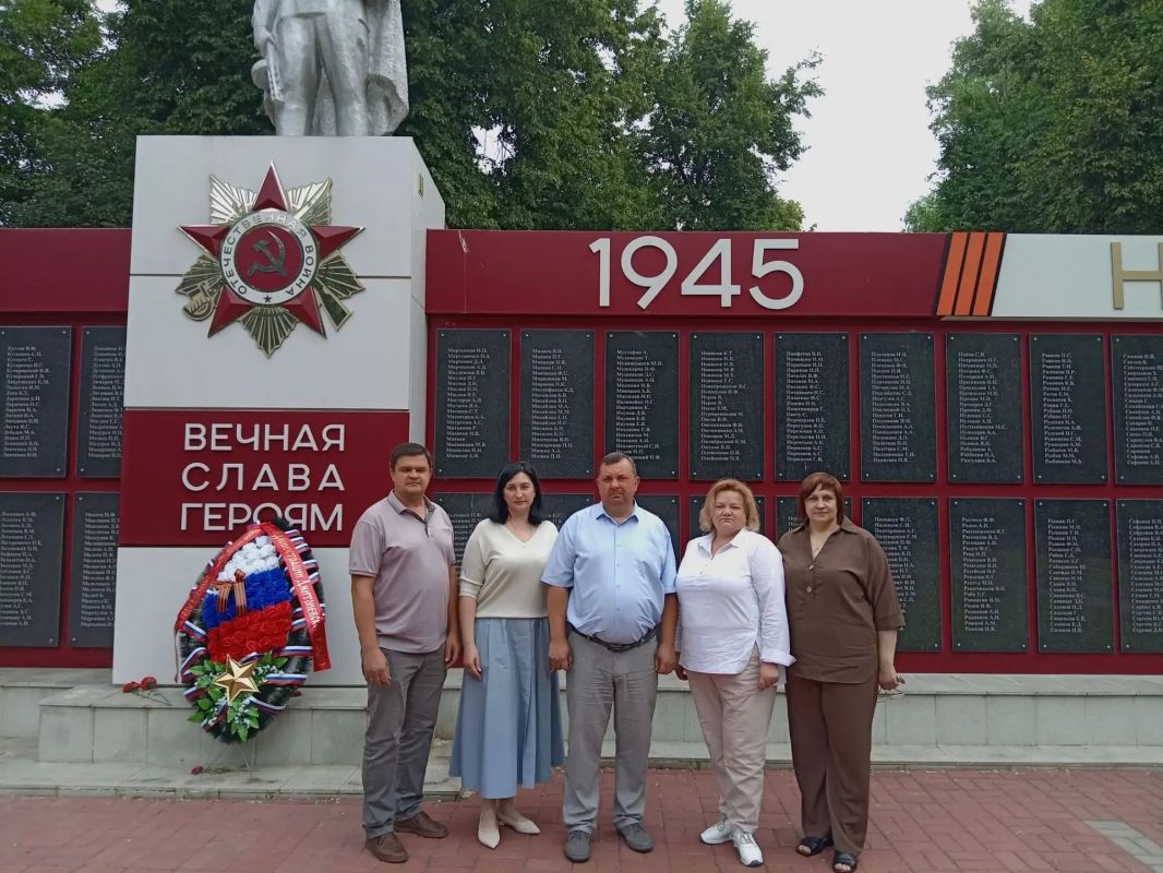Вечная память героям!. В День памяти и скорби дмитриевцы отдали дань безмерного уважения и памяти тем, кто прошёл все тяготы и лишения Великой Отечественной войны, кто умирал, но не сдавался, кто совершил воинский и трудовой... Вечная память героям!. В День памяти и скорби дмитриевцы отдали дань безмерного уважения и памяти тем, кто прошёл все тяготы и лишения Великой Отечественной войны, кто умирал, но не сдавался, кто совершил воинский и трудовой...