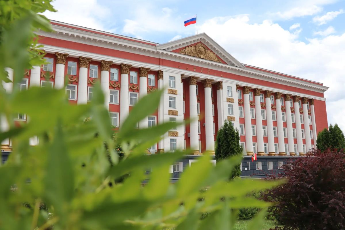Друзья, недавно в MAX появились новые реакции, среди них и российский флаг