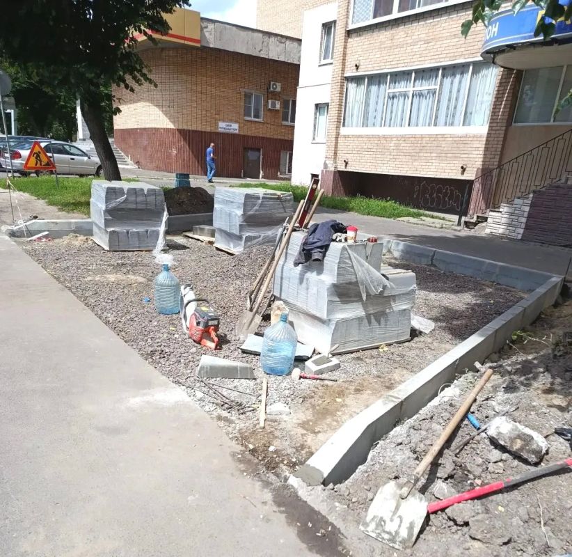 В Железногорске на улице Гайдара продолжаются активные работы по обустройству нового парковочного пространства В Железногорске на улице Гайдара продолжаются активные работы по обустройству нового парковочного пространства