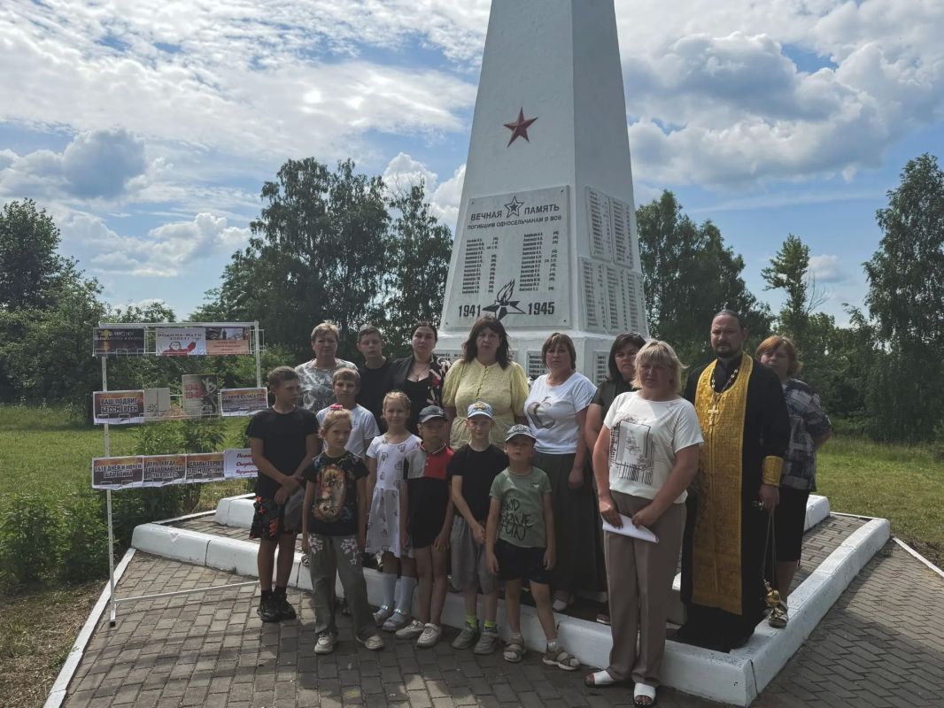 22 июня, в День памяти и скорби, в МКОУ "Большеанненковская СОШ" совместно с работниками сельского Дома культуры провели для воспитанников летнего лагеря «Солнышко» историко-патриотический час «Этот день июня не забыт» 22 июня, в День памяти и скорби, в МКОУ "Большеанненковская СОШ" совместно с работниками сельского Дома культуры провели для воспитанников летнего лагеря «Солнышко» историко-патриотический час «Этот день июня не забыт»