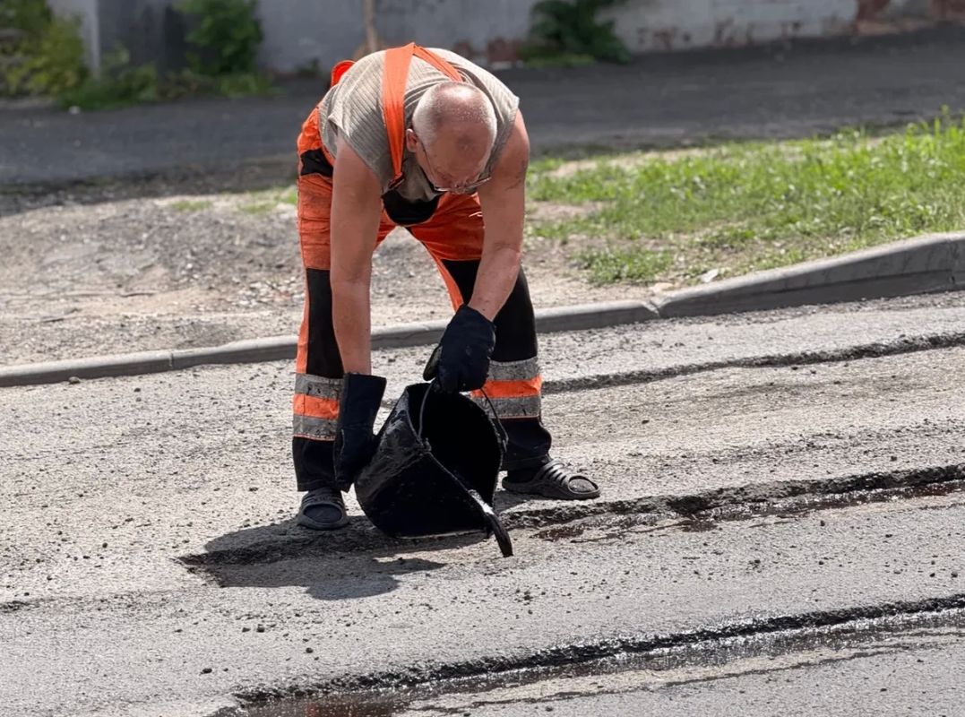 В Курске на Бойцов 9-й Дивизии восстановят 150 квадратных метров дороги В Курске на Бойцов 9-й Дивизии восстановят 150 квадратных метров дороги