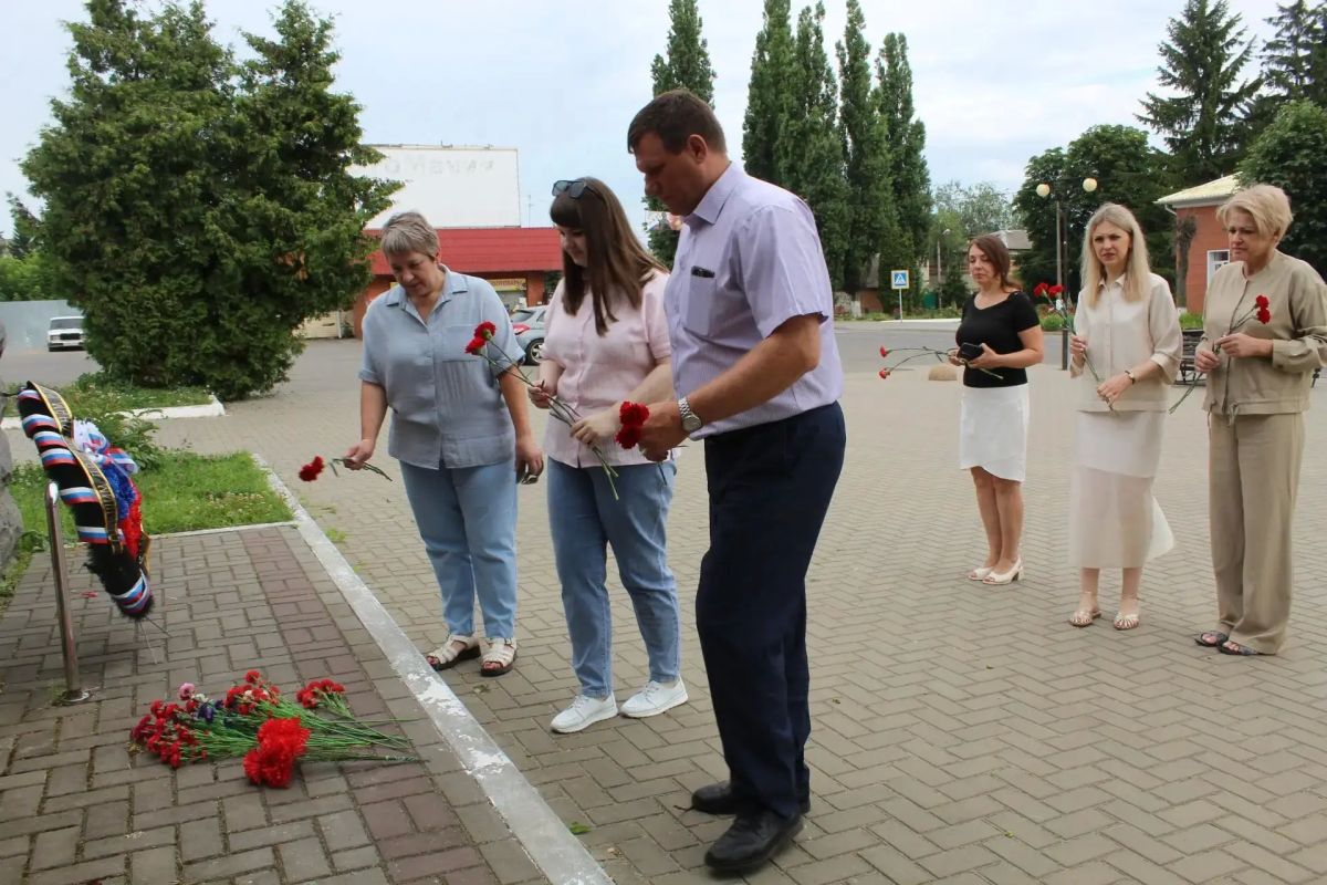 Вечная память героям!. В День памяти и скорби дмитриевцы отдали дань безмерного уважения и памяти тем, кто прошёл все тяготы и лишения Великой Отечественной войны, кто умирал, но не сдавался, кто совершил воинский и трудовой... Вечная память героям!. В День памяти и скорби дмитриевцы отдали дань безмерного уважения и памяти тем, кто прошёл все тяготы и лишения Великой Отечественной войны, кто умирал, но не сдавался, кто совершил воинский и трудовой...