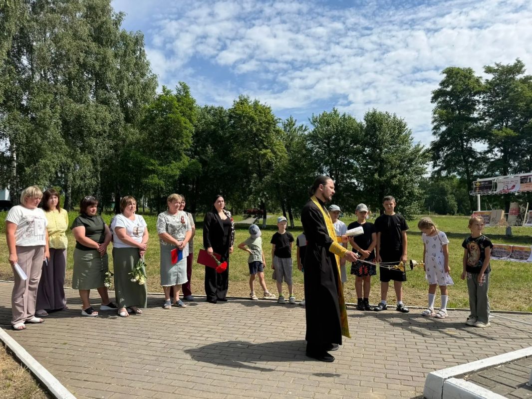 22 июня, в День памяти и скорби, в МКОУ "Большеанненковская СОШ" совместно с работниками сельского Дома культуры провели для воспитанников летнего лагеря «Солнышко» историко-патриотический час «Этот день июня не забыт» 22 июня, в День памяти и скорби, в МКОУ "Большеанненковская СОШ" совместно с работниками сельского Дома культуры провели для воспитанников летнего лагеря «Солнышко» историко-патриотический час «Этот день июня не забыт»