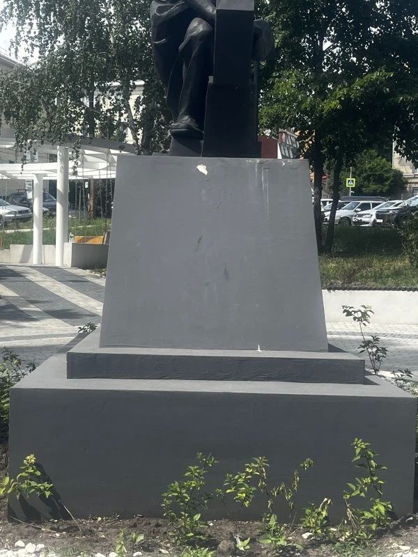 Не успели куряне обрадоваться благоустройству сквера "Спутник" в центре Курска, как он начал стремительно ветшать Не успели куряне обрадоваться благоустройству сквера "Спутник" в центре Курска, как он начал стремительно ветшать