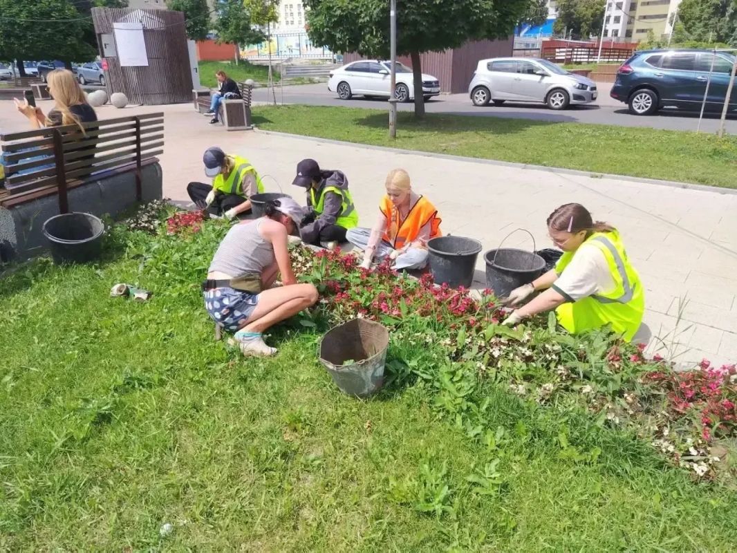 В рамках контракта по содержанию зелёных насаждений и цветочному оформлению в сквере у ДК «Лиры» активно ведутся работы