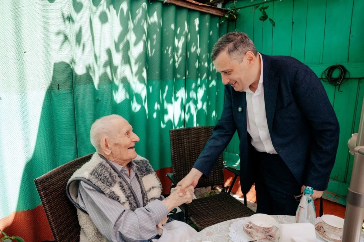 Александр Хинштейн поздравил со 100-летием фронтовика Алексея Сорокина