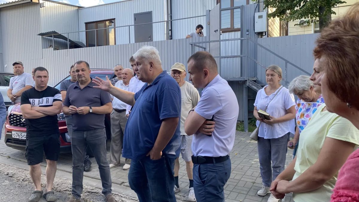 По поручению губернатора Александра Хинштейна разбирались в ситуации в 1-м Кирпичном переулке По поручению губернатора Александра Хинштейна разбирались в ситуации в 1-м Кирпичном переулке