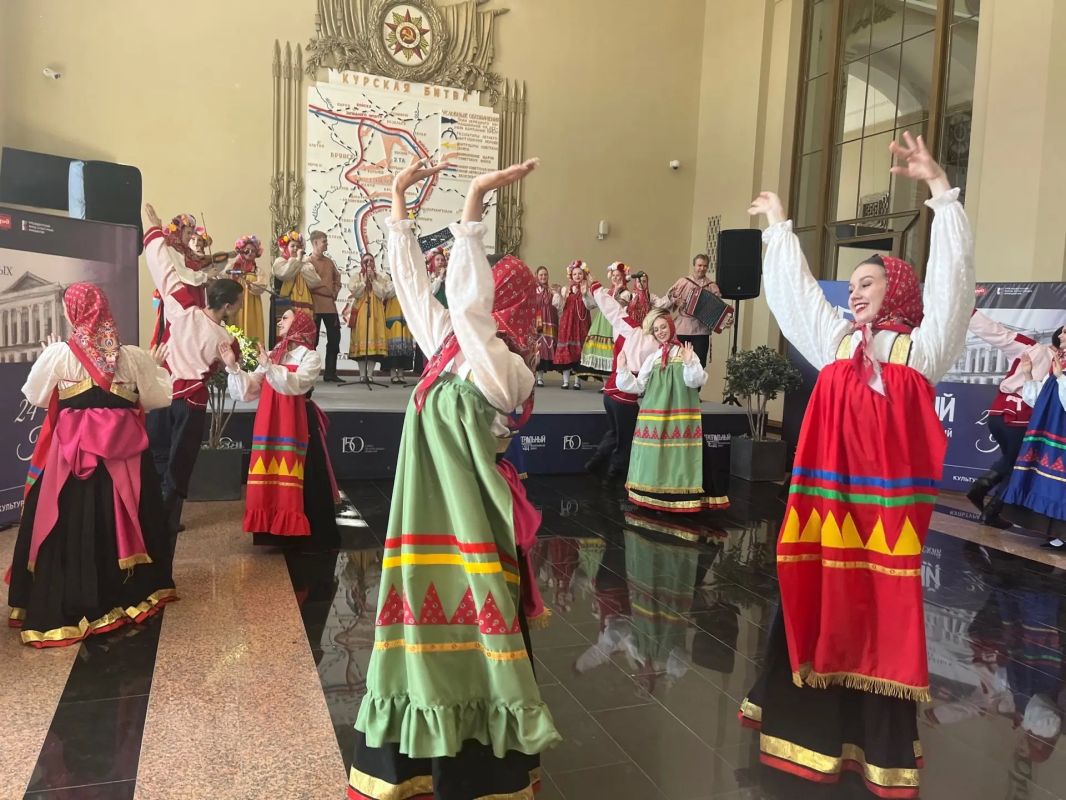 Делимся театральной атмосферой на вокзале Курска Концерт открыло выступление Курского колледжа культуры. Гостей встречали «Тимоней» Делимся театральной атмосферой на вокзале Курска Концерт открыло выступление Курского колледжа культуры. Гостей встречали «Тимоней»