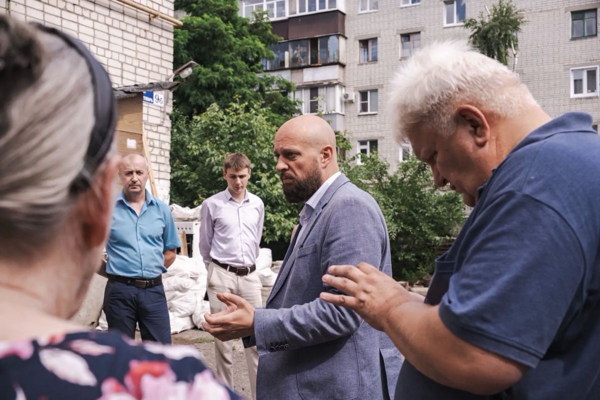 Сегодня на улице Красный Октябрь встретился со старшей по дому и представителями четырёх управляющих компаний Сегодня на улице Красный Октябрь встретился со старшей по дому и представителями четырёх управляющих компаний