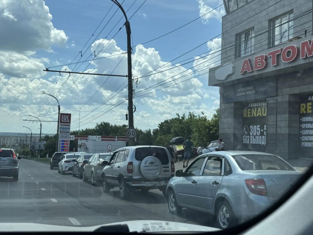 Куряне из-за большого ажиотажа выстроились в очереди на АЗС Куряне из-за большого ажиотажа выстроились в очереди на АЗС