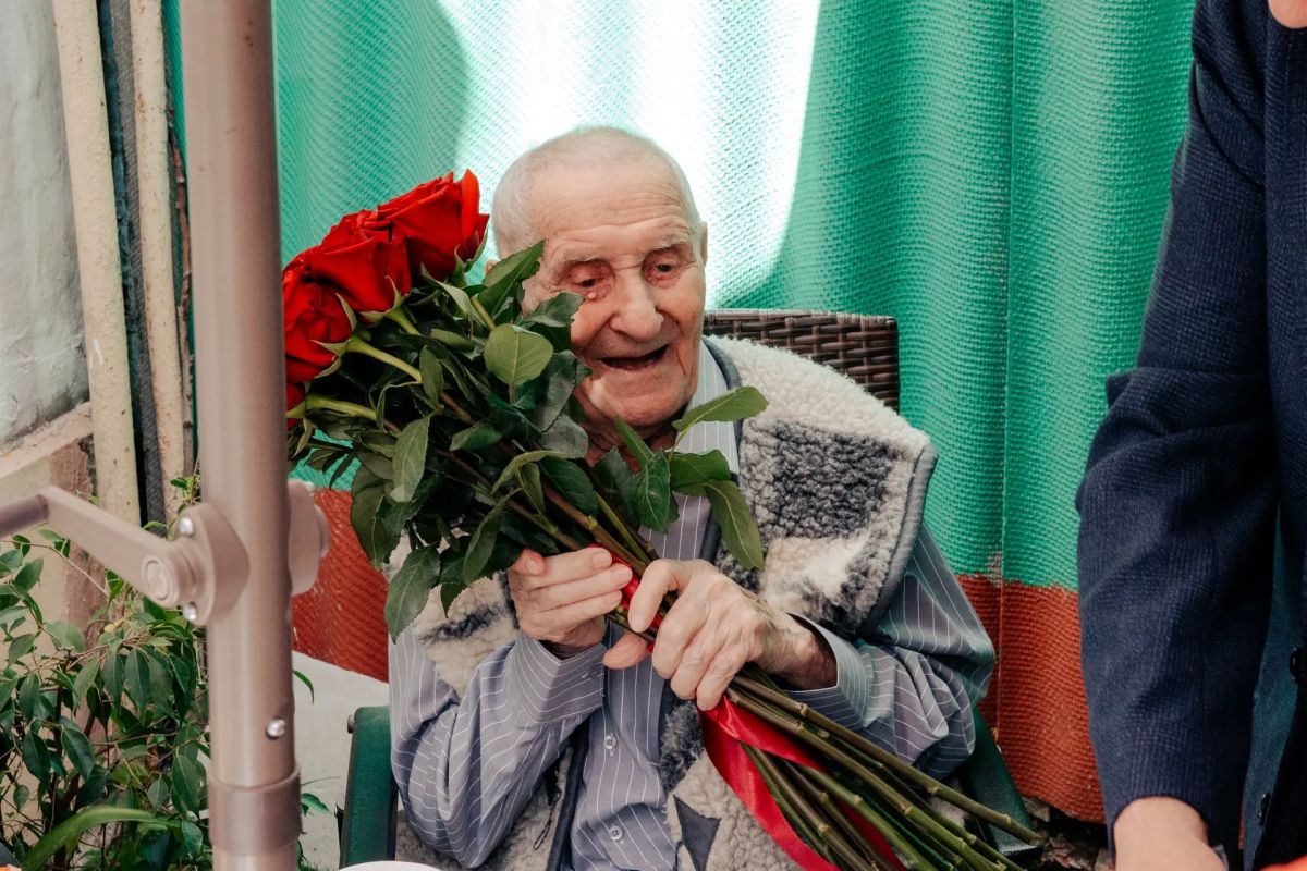 Александр Хинштейн: Разменял первую сотню. Сегодня поздравил с днём рождения участника Великой Отечественной войны, Почётного гражданина Курска Алексея Ильича Сорокина Александр Хинштейн: Разменял первую сотню. Сегодня поздравил с днём рождения участника Великой Отечественной войны, Почётного гражданина Курска Алексея Ильича Сорокина
