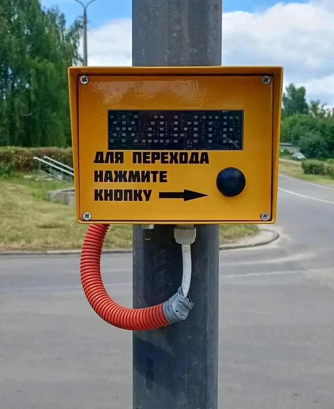 В Железногорске на улице Мира в районе дома 11 сотрудники электромонтажной службы МКУ "ГКС" установили новый пешеходный светофор с кнопочным управлением В Железногорске на улице Мира в районе дома 11 сотрудники электромонтажной службы МКУ "ГКС" установили новый пешеходный светофор с кнопочным управлением