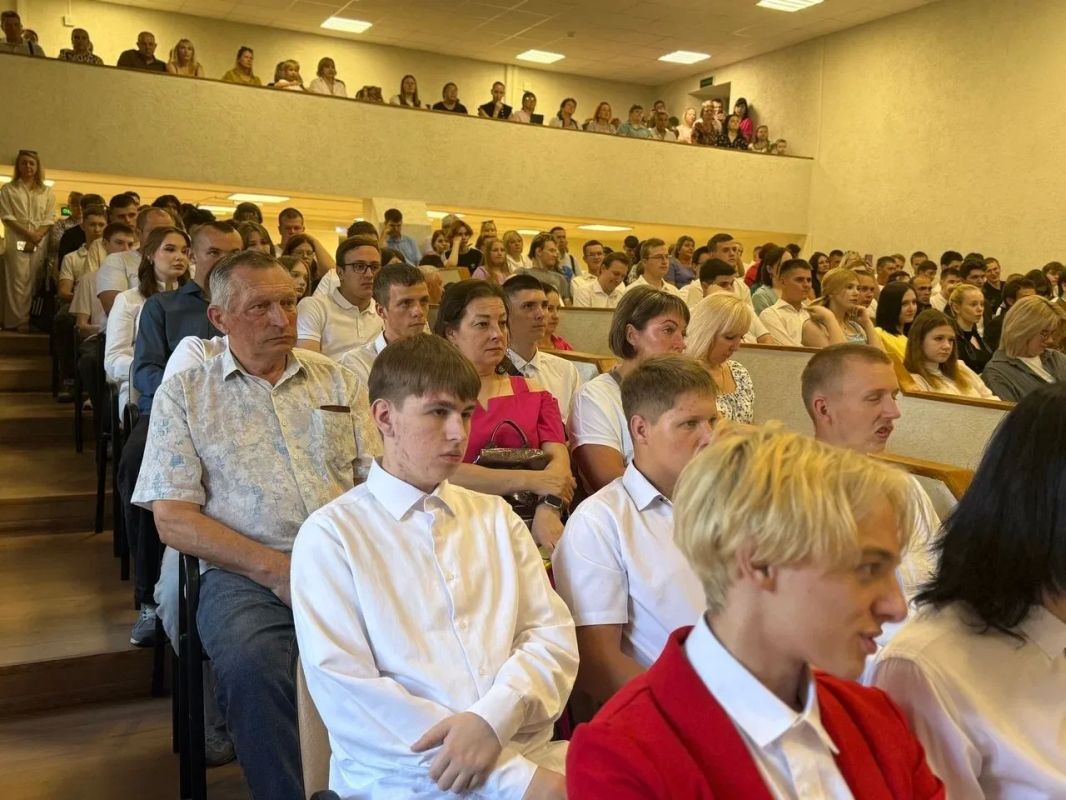 Курские студенты получают дипломы Курские студенты получают дипломы