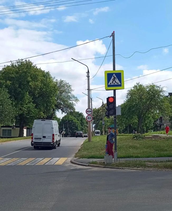 В Железногорске на улице Мира в районе дома 11 сотрудники электромонтажной службы МКУ "ГКС" установили новый пешеходный светофор с кнопочным управлением В Железногорске на улице Мира в районе дома 11 сотрудники электромонтажной службы МКУ "ГКС" установили новый пешеходный светофор с кнопочным управлением