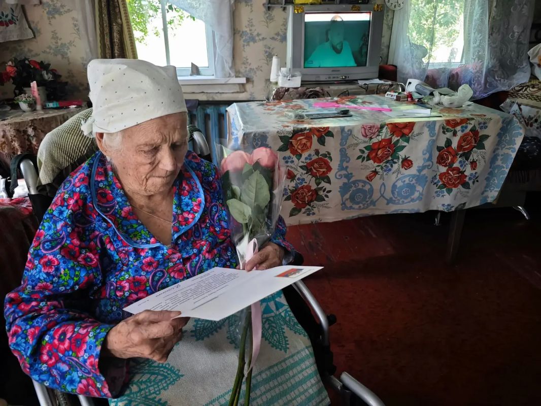 1 июля 100 лет исполнилось труженице тыла, вдове погибшего участника Великой Отечественной Войны Марии Алексеевне Антоновой 1 июля 100 лет исполнилось труженице тыла, вдове погибшего участника Великой Отечественной Войны Марии Алексеевне Антоновой