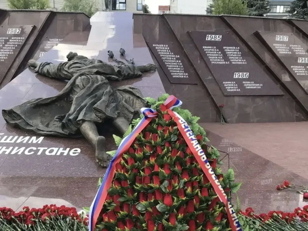 Сегодня мы с глубоким уважением и благодарностью вспоминаем тех, кто не жалел себя ради Родины, кто стоял и стоит на страже нашей безопасности