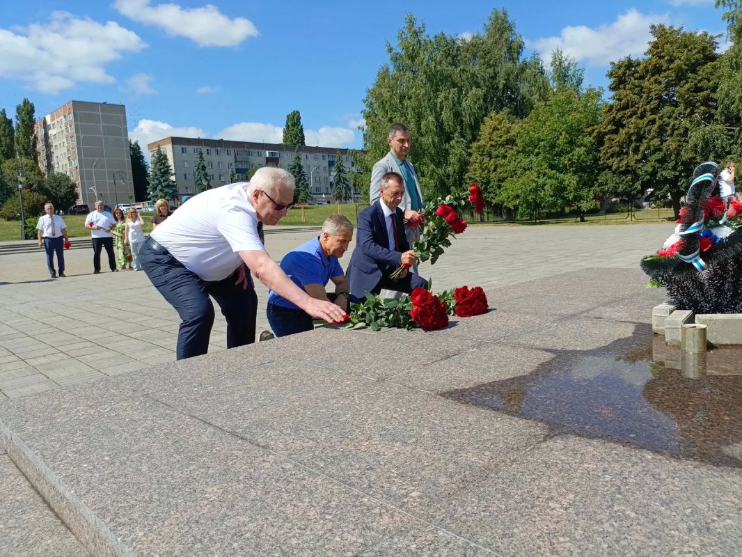 Александр Чепик прокатился по Курчатову на велосипеде Александр Чепик прокатился по Курчатову на велосипеде