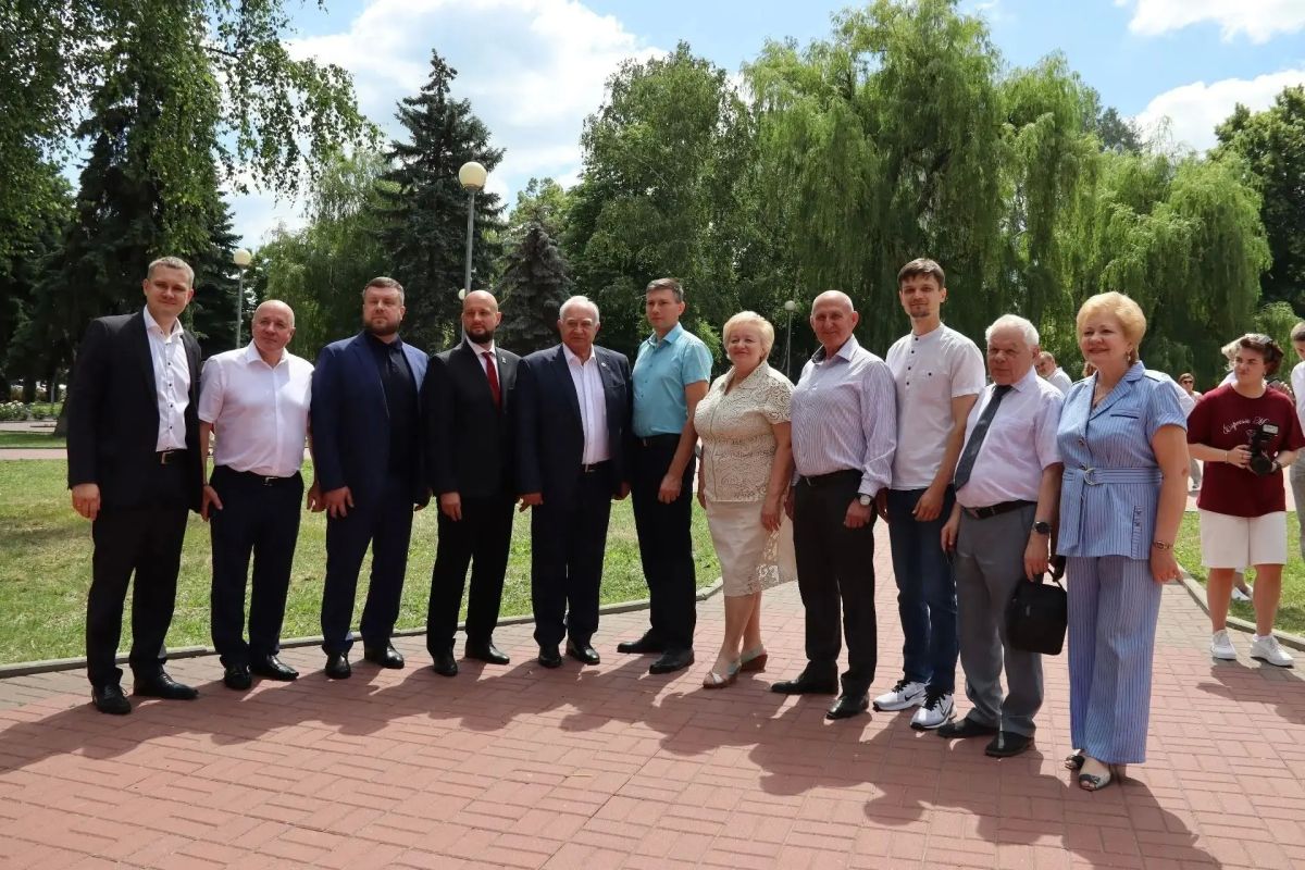 Курские единороссы, сторонники и молодогвардейцы официально отметили День ветеранов боевых действий Курские единороссы, сторонники и молодогвардейцы официально отметили День ветеранов боевых действий