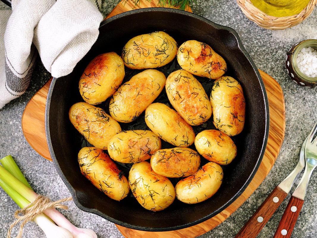 Новый взгляд на старые традиции: как легко и вкусно приготовить молодой картофель с чесноком и укропом